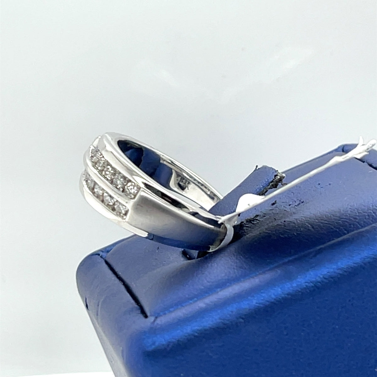 14k White Gold 0.85 CT Round Cut Diamond Men's Band, Size 10, 9.00 Gm