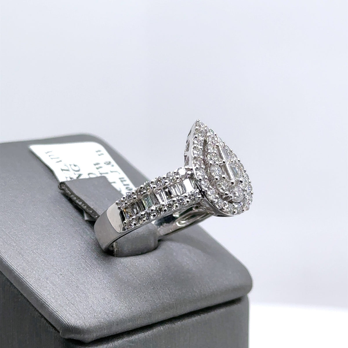 18k White Gold 1.25Ct Diamond Cluster Pear Shaped Ring 5.3gm, Size 7