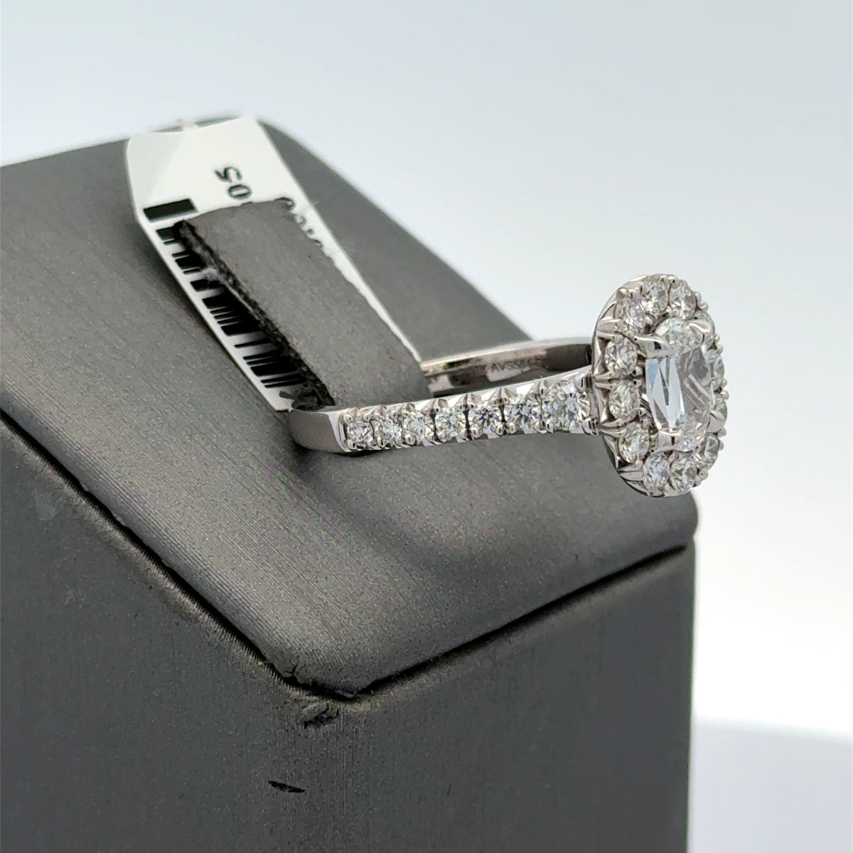 18k White Gold 1.75 CT Oval Diamond Halo Engagement Ring, 5.6g,Size 6,5. S107724